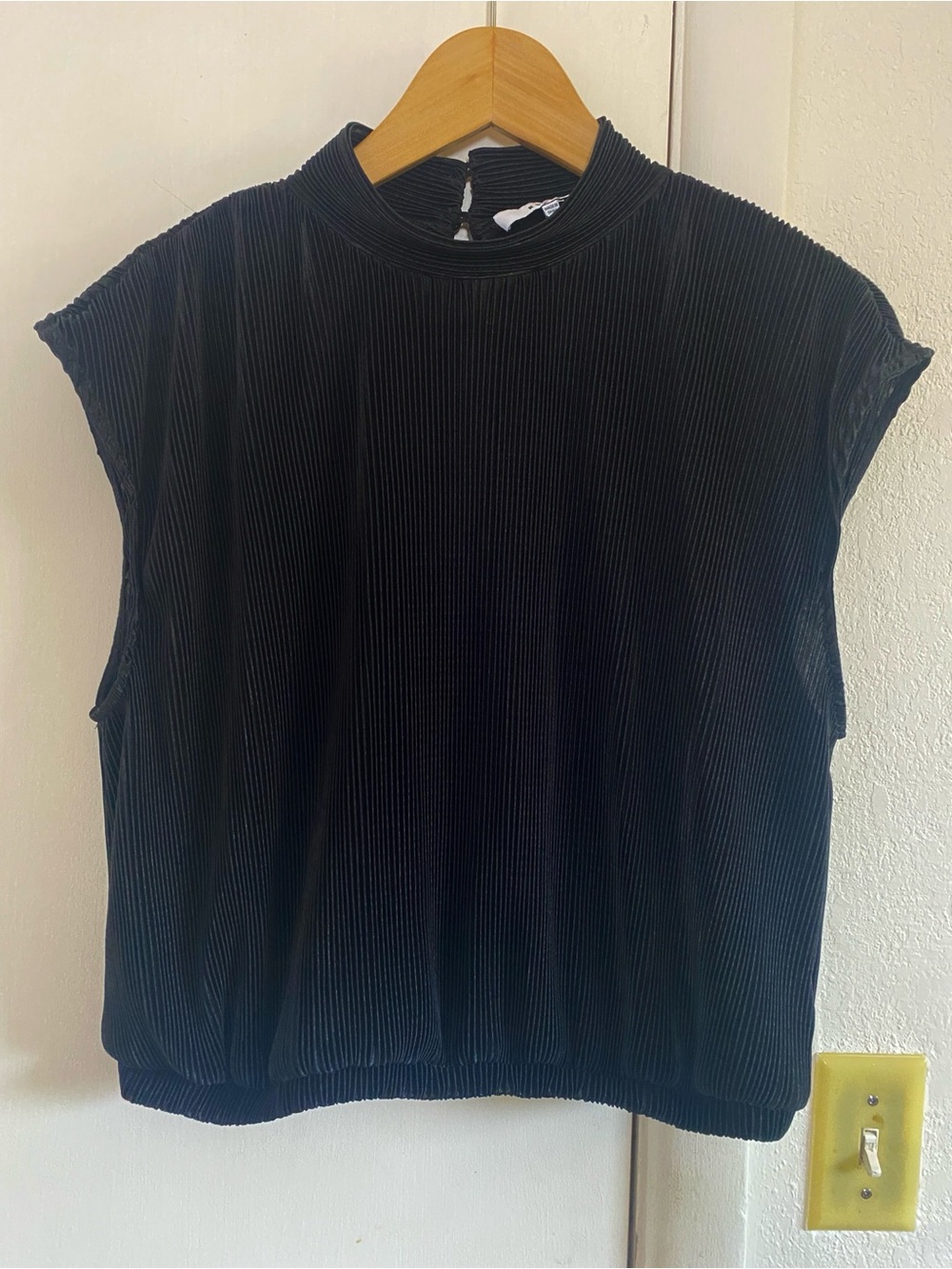 RO & DE Black Pleated Mock Neck Keyhole Back Top XL